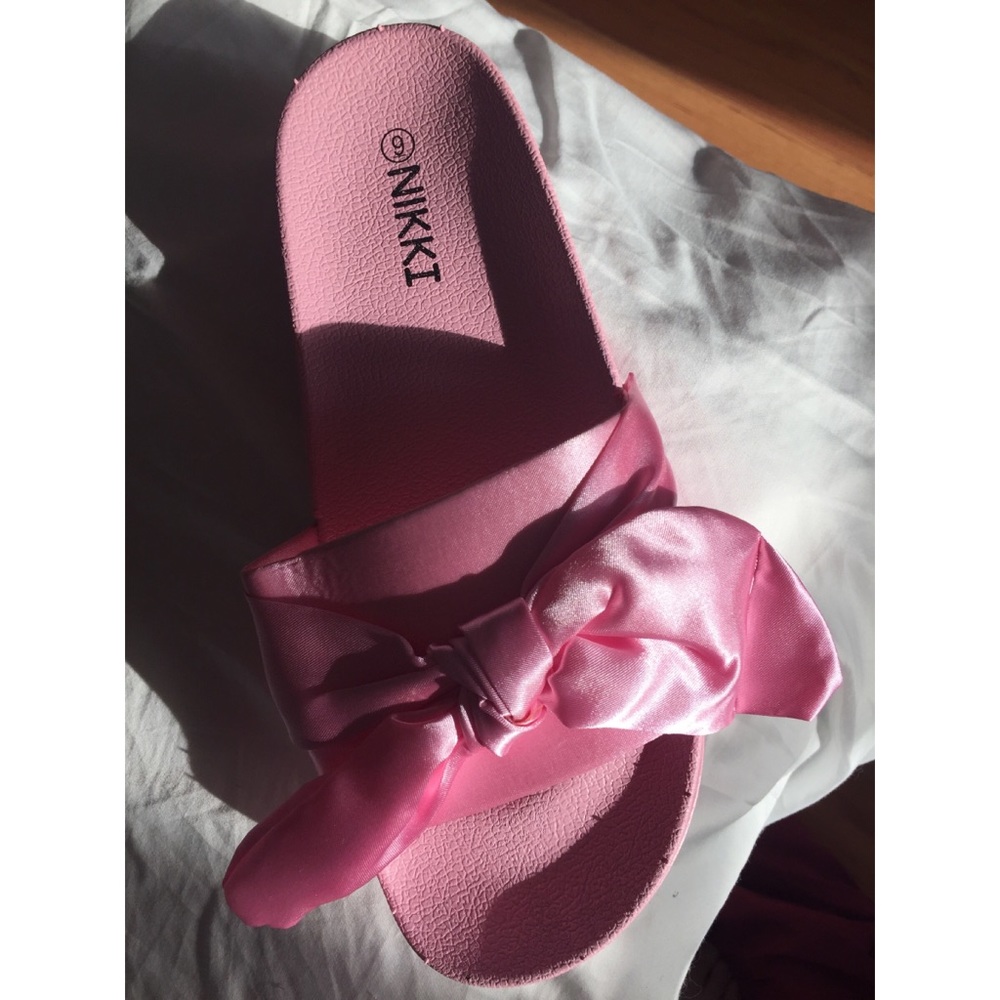 Pink bow slides ๐ - Picture 2 of 7